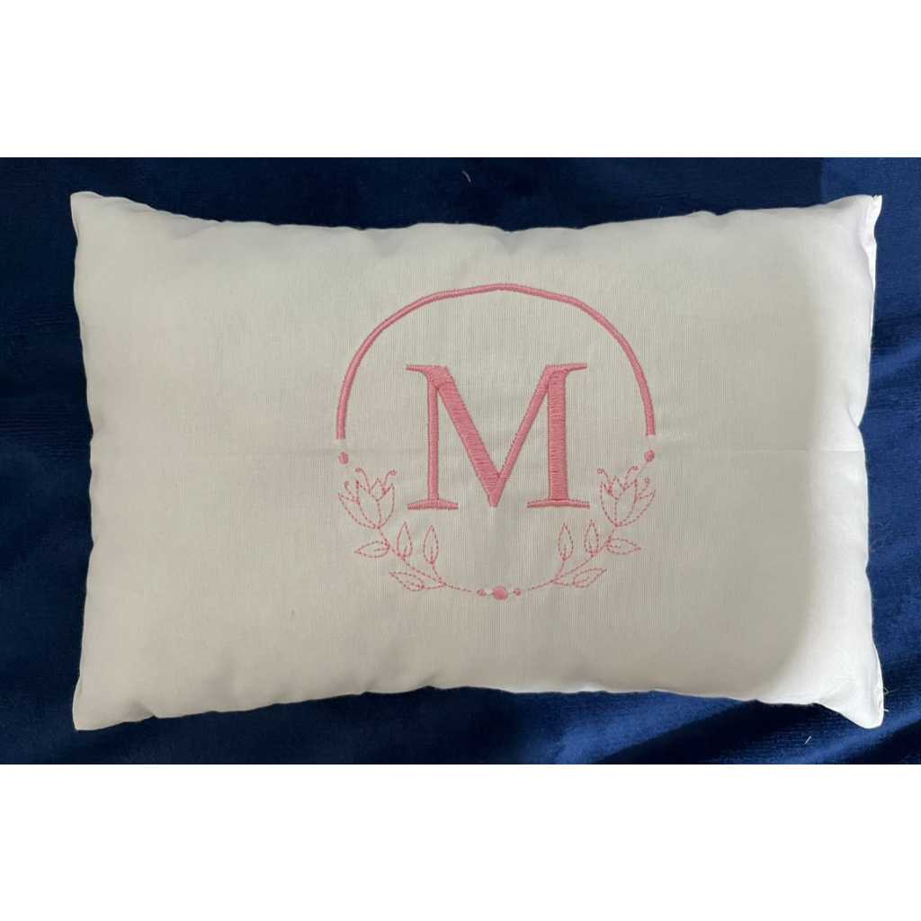 Travesseiro p Bebê Decorativo  Personalizado 1pç ( INFORMAR A INICIAL E COR DO BORDADO ) em Oferta na Shopee