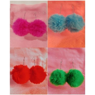 brinco pompom pelúcia (antialérgico) em Oferta na Shopee