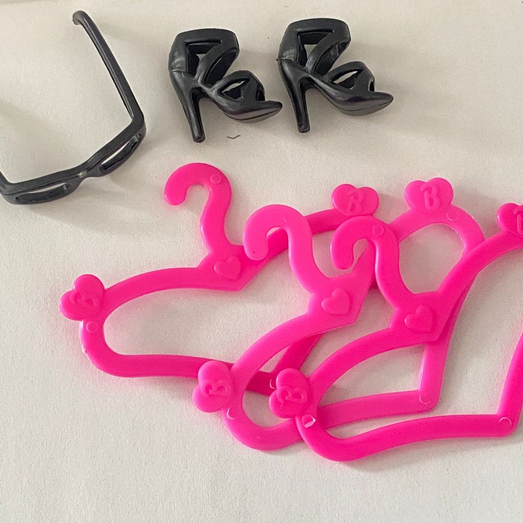Acessórios para Boneca 3 Cabides 1 Par de Sapato 1 Óculos em Oferta na Shopee
