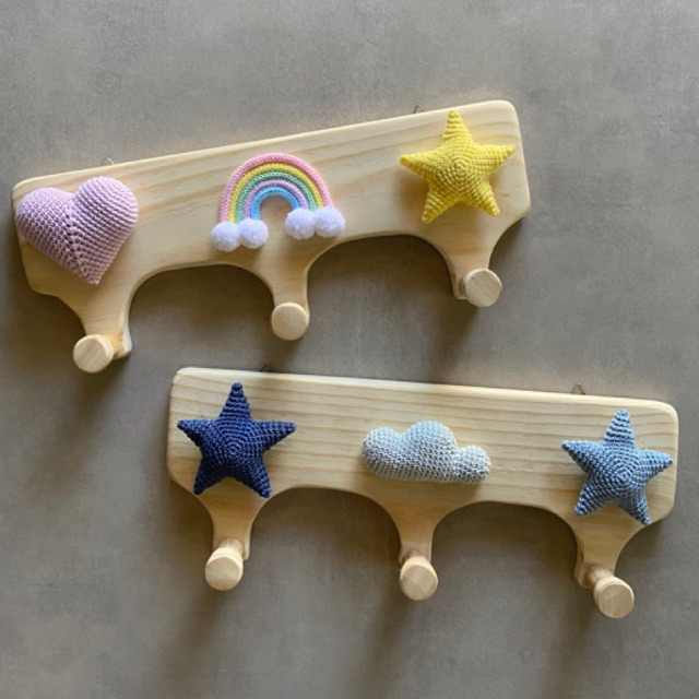 Cabideiro de madeira pinus personalizado com crochê | cabideiro de bebê | cabideiro de madeira | pendurador de roupas