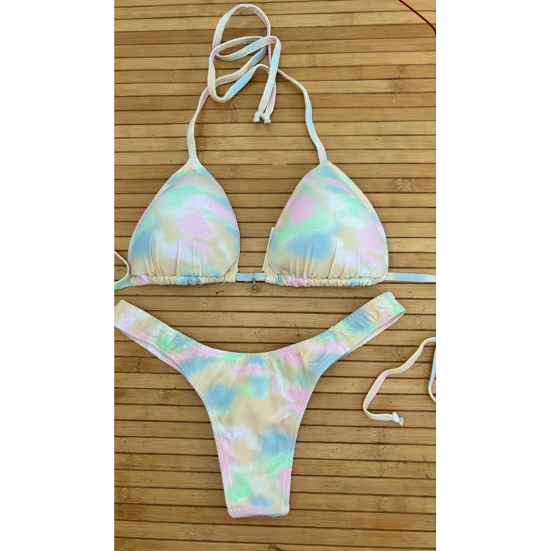 Biquíni tyedye. Biquíni tal mãe tal filha. Traje de banho, moda praia.