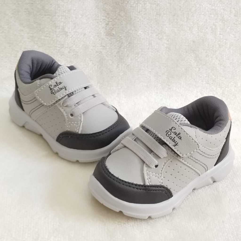 Tenis infantil cinza com preto confortavél volta as aulas estiloso fechamento fácil em Oferta na Shopee