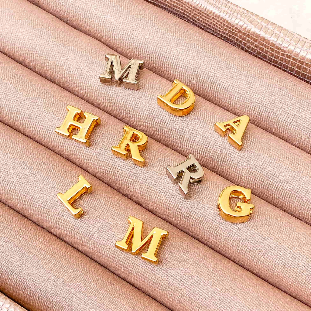 [ SEMI JOIA ] Pingente Letra Inicial Passador Delicada Banhado em Ouro 18k Alto Padrão  Acessórios Femininos em Oferta na Shopee