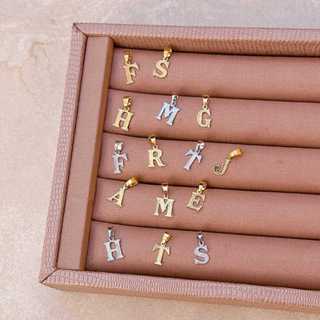 [ SEMI JOIA ] Pingente Letra Inicial Minimalista Delicada Banhado em Ouro 18k Alto Padrão Acessórios Femininos em Oferta na Shopee
