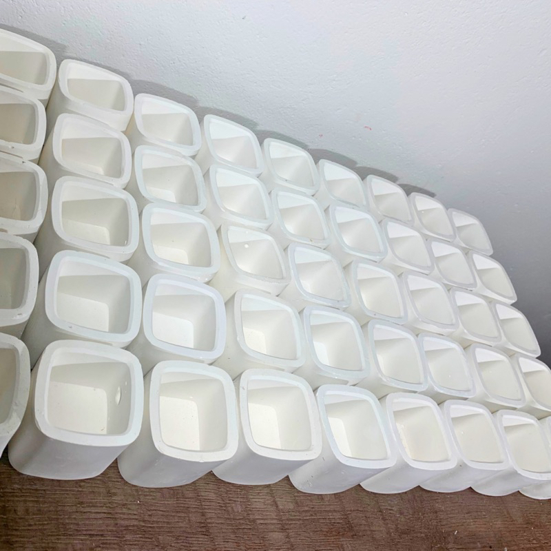 Imagem kit com 50 vasos de gesso 5x5cm para velas aromáticas suculentas