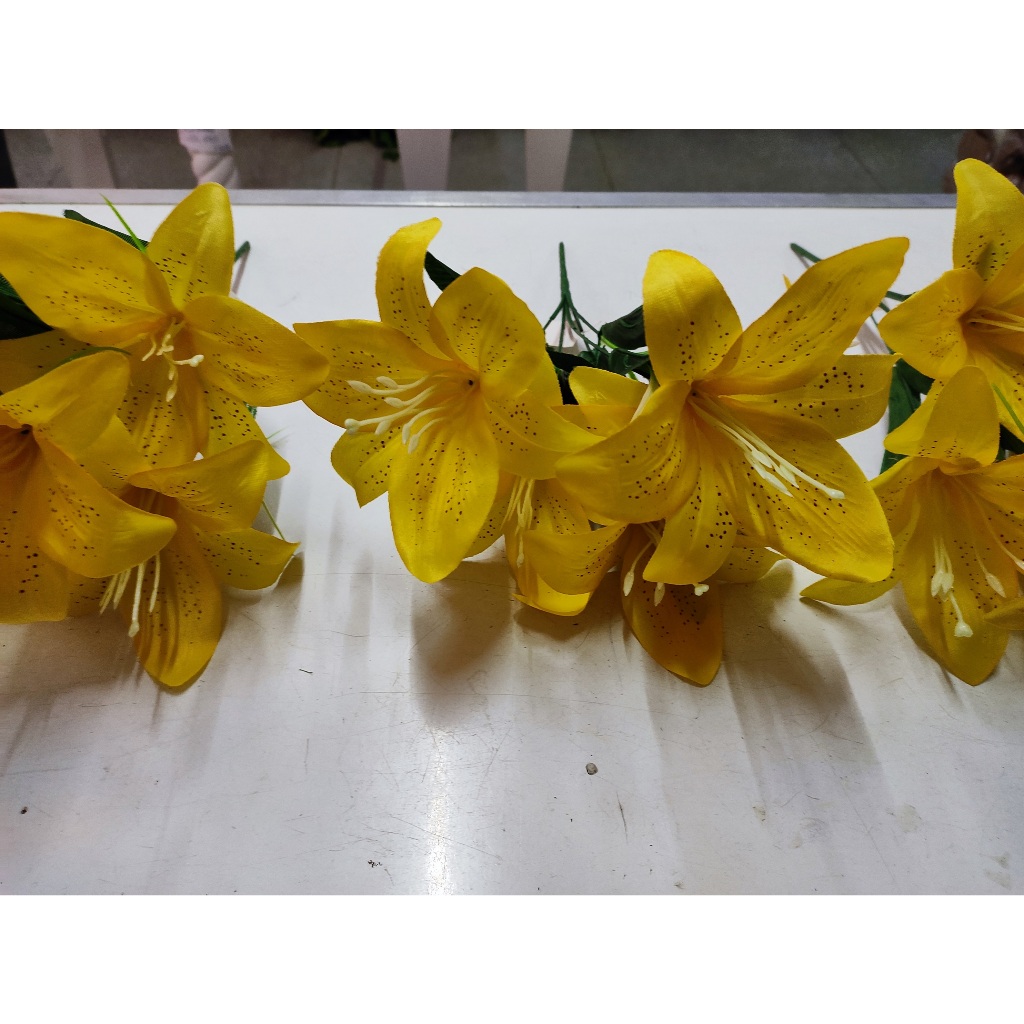 kit com 2 Buquê  de Lirio  artificiais com 5flores(amarelo) em Oferta na Shopee