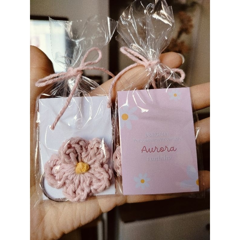 kit 25 chaveiros flor em croche + tags personalizadas mimo lembrancinha