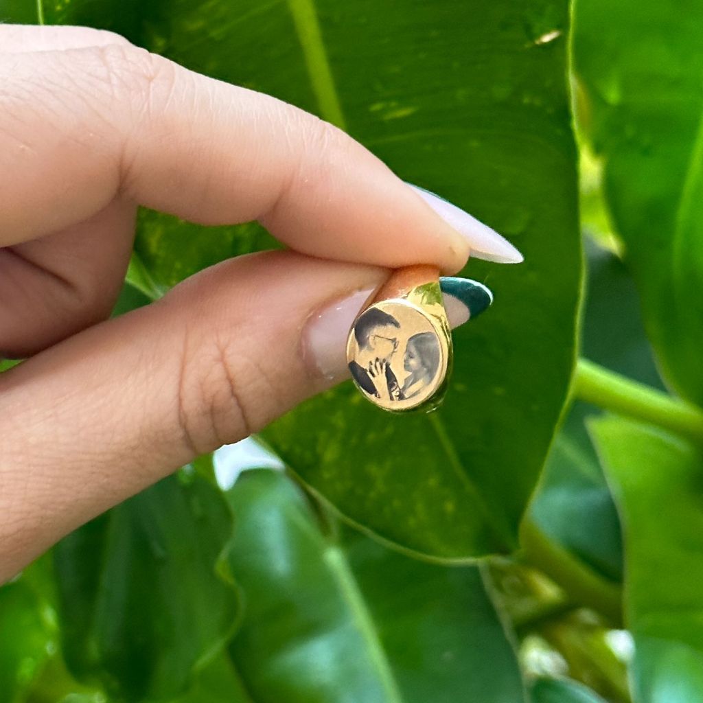 [ SEMI JOIA ] Anel Feminino Personalizado Foto Iniciais Regulável Banhado Ouro 18k Alto Padrão Presente Mimo Dia
