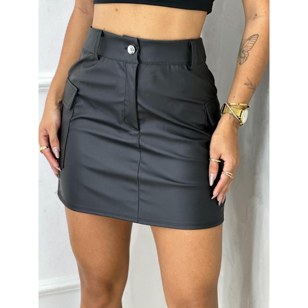 Saia de Couro Cargo Curta Preta Corinho Ecológico Fake Blogueiras com Botão Frontal Cintura Alta Tecido Moda Gringa