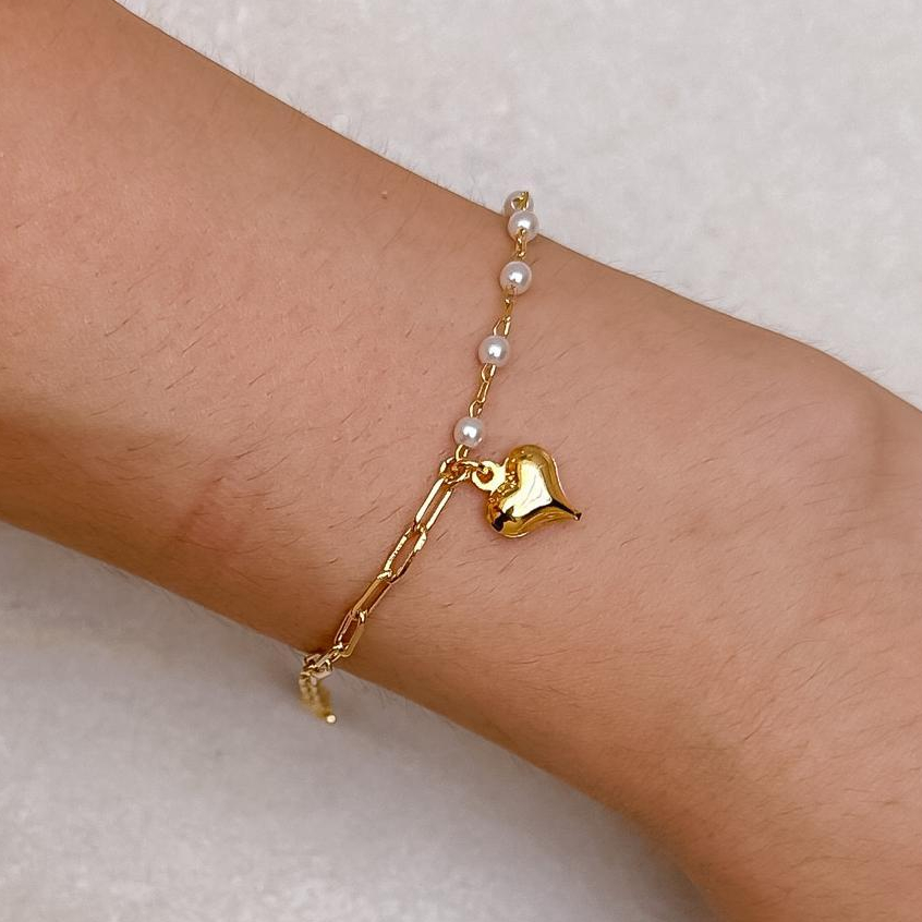 [ SEMI JOIA ] Pulseira Feminina Mista Pérolas com Coração Delicado, Banhado Ouro 18k