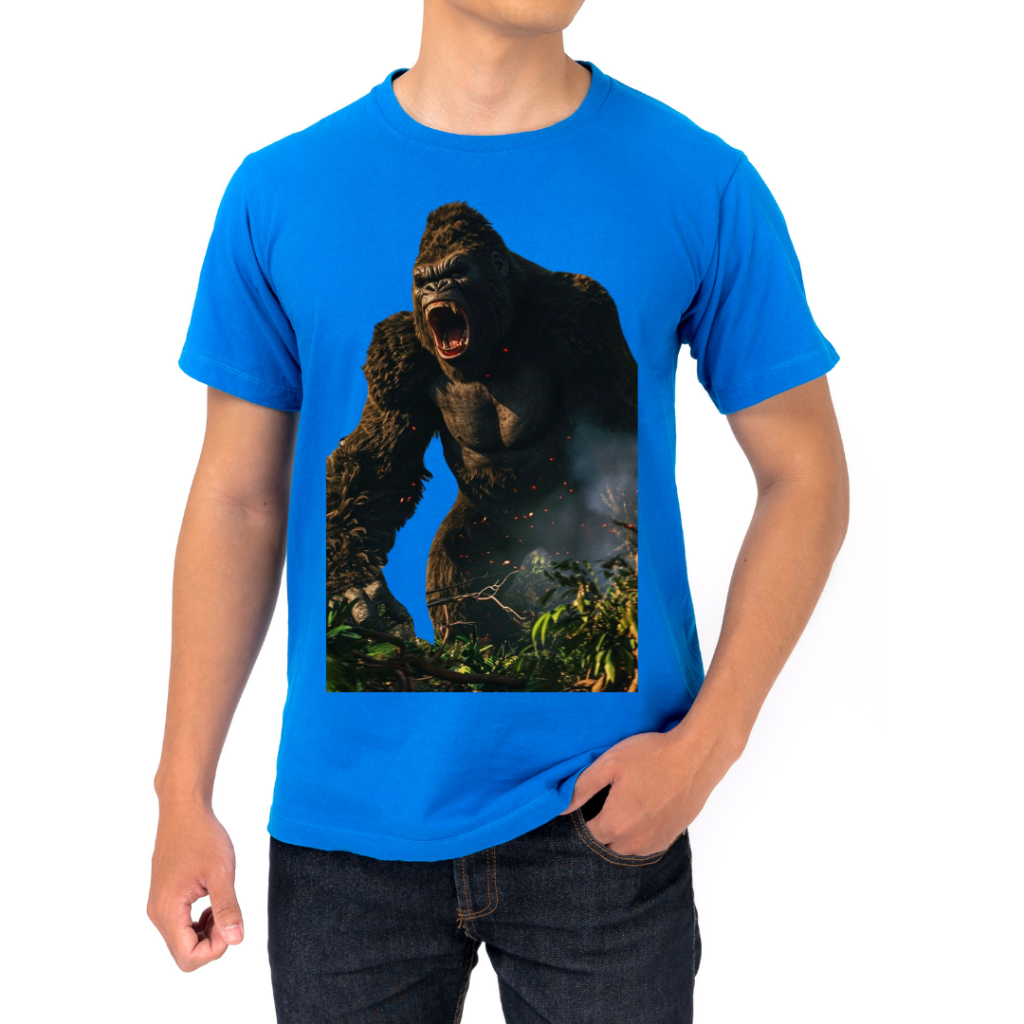 CAMISETA AZUL DE GORILA LUTANDO COM GORILA BRANCO E LEÃO CAMISA 100% ALGODÃO PREMIUM DE ALTA QUALIDADE