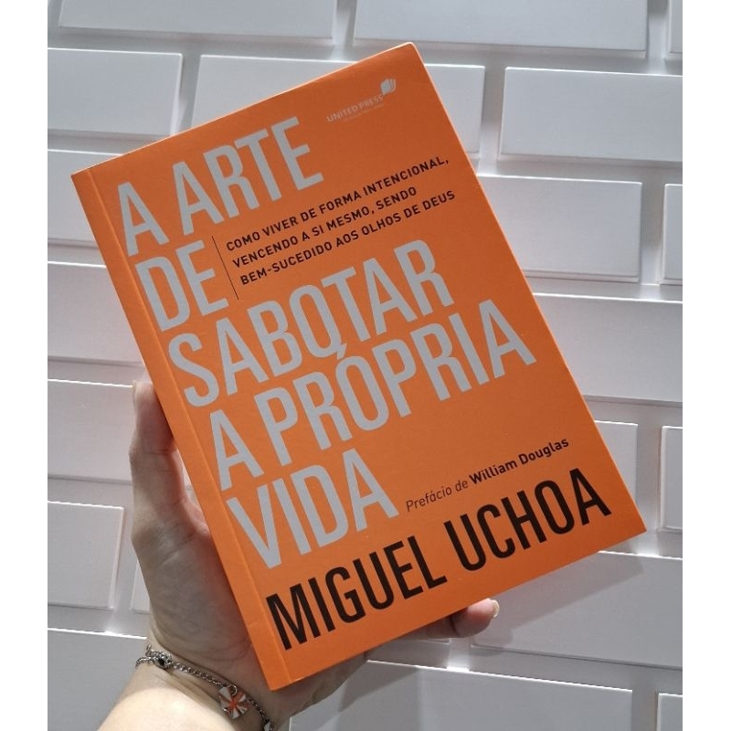 LIVRO A ARTE DE SABOTAR A PRÓPRIA VIDA - MIGUEL UCHOA