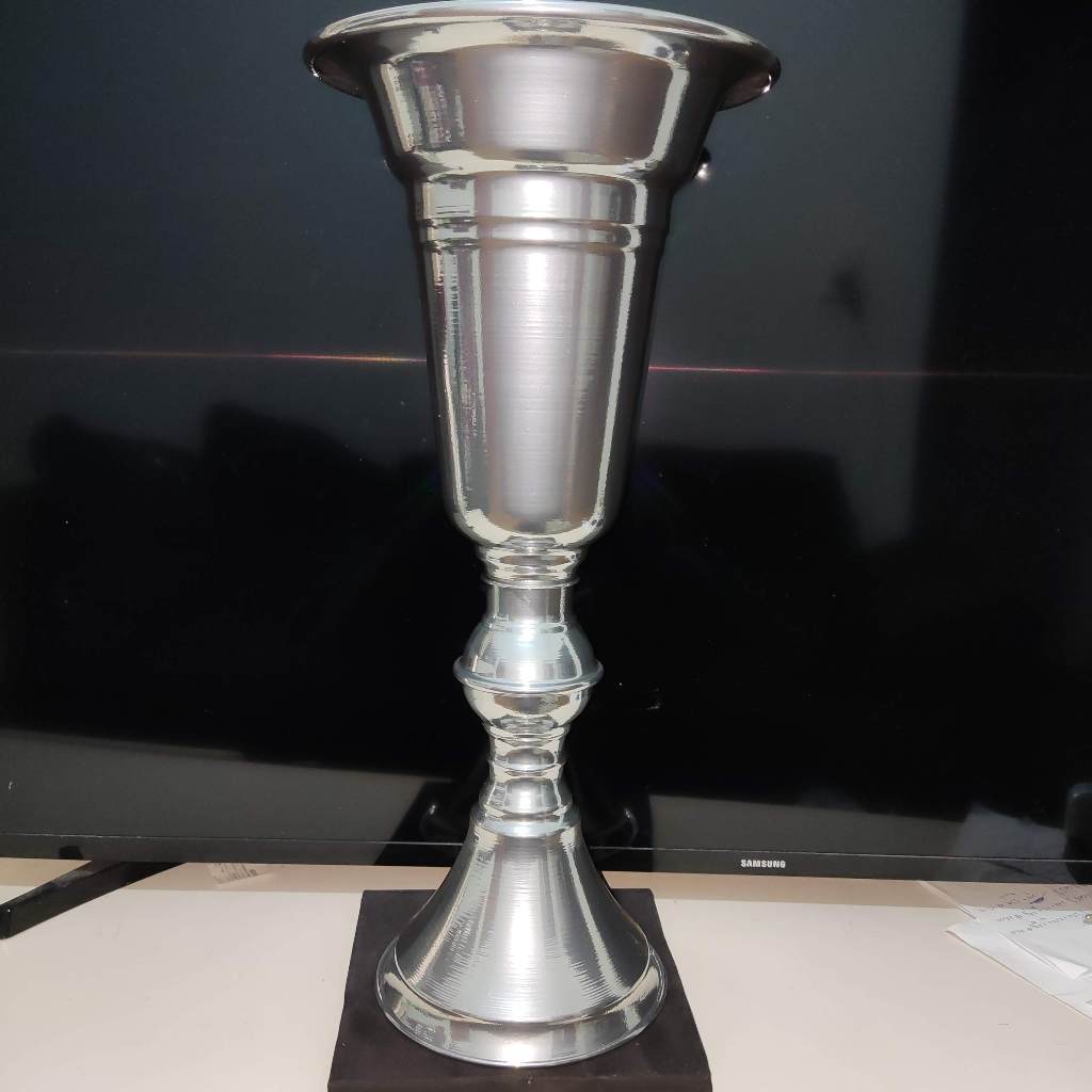 01 Vaso Tulipa Formato Taça Alumínio CROMADO altura 50 centímetros
