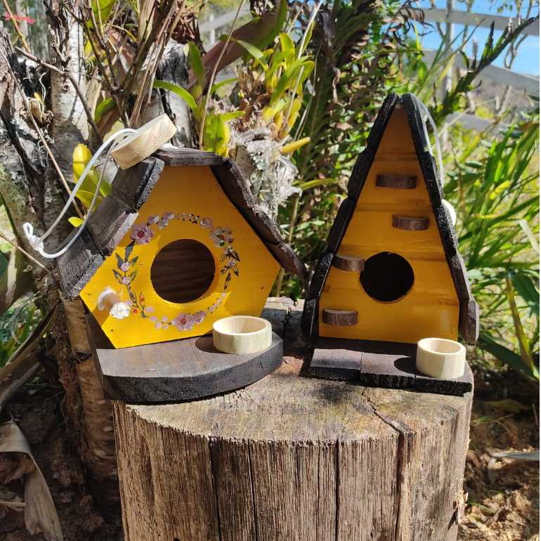Kit Casinha e Chalé Amarelo de Passarinho com Comedouro feitos de Madeira- Decoração - Casa - Jardim