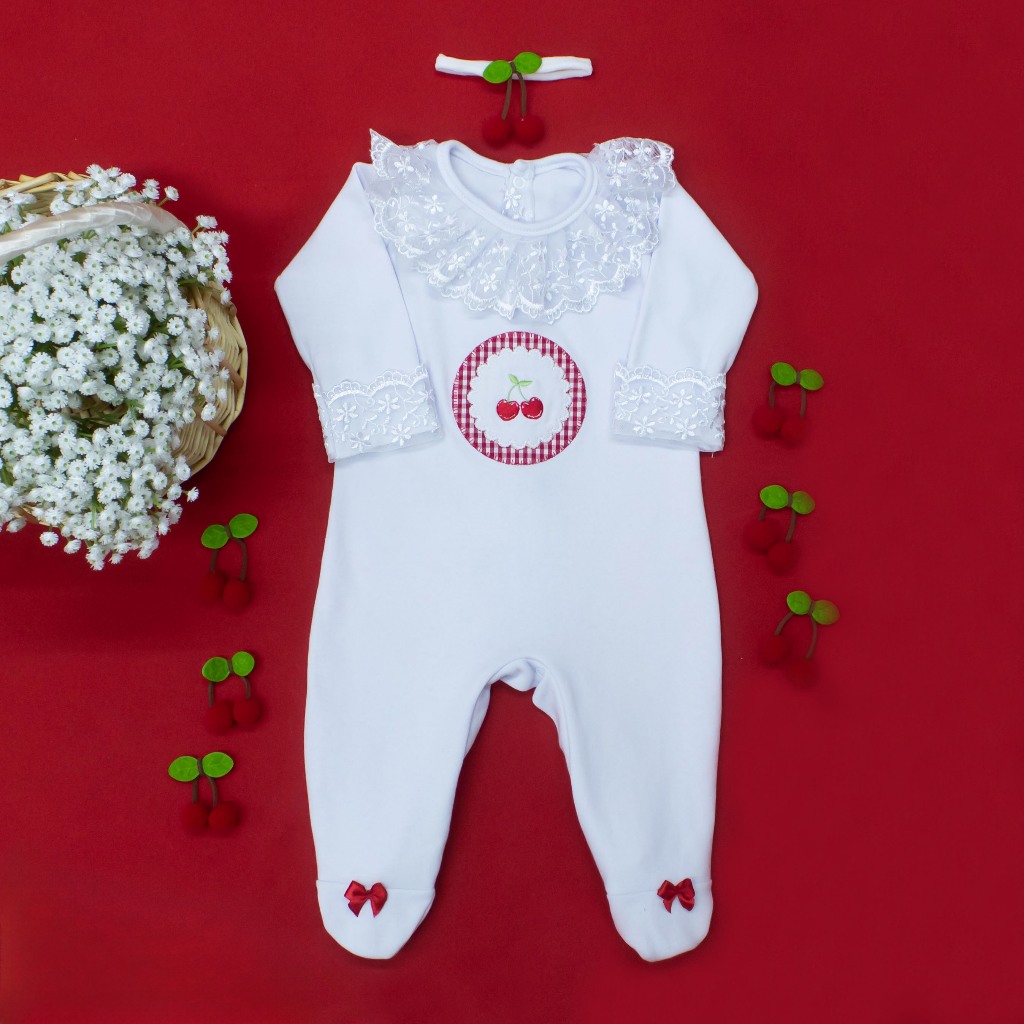Macacão de Bebe Branco Menina Cerejinha Renda na Gola e Punhos Faixinha Combinando Roupas ...