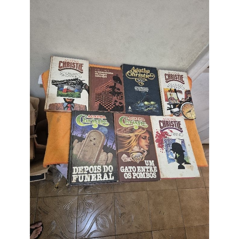 Livros de Agatha Christie - O Homem do Terno Marrom / O Assassinato de Roger Ackroyd / Assassinato no Expresso do Oriente / Os Cinco Porquinhos / Depois do Funeral / Um Gato Entre Os Pombos / Cai O Pano
