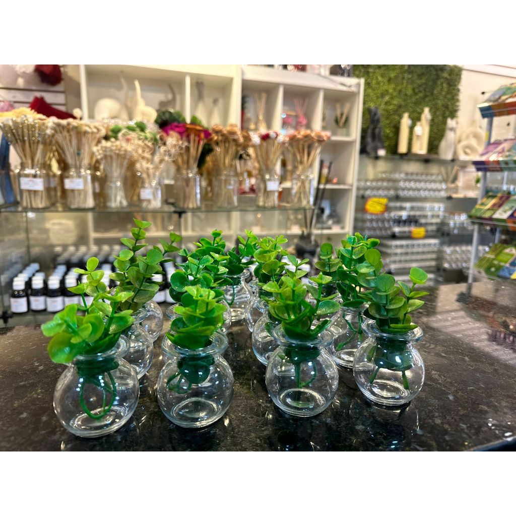 10 Vasos De Vidro Decorativos Com Plantinhas Artificiais Verdes - 50ml