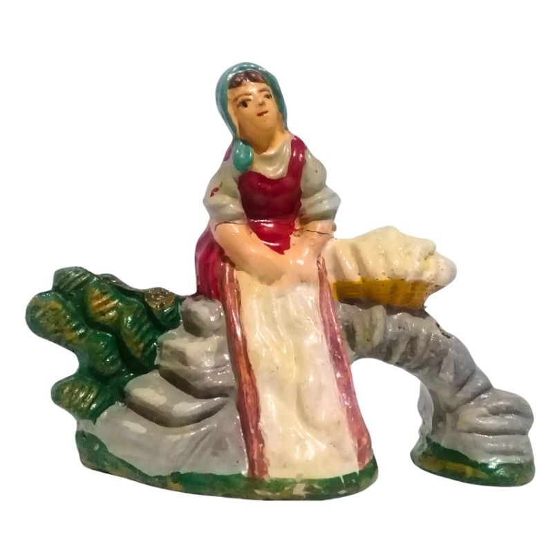Estatueta antiga camponesa lavadeira para compor presépio ou cascata, produzida em terracota