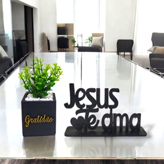 Kit Vasinho com plantinhas Artificiais mais Letreiro Jesus te ama. Cachepot Mdf. em Oferta na Shopee