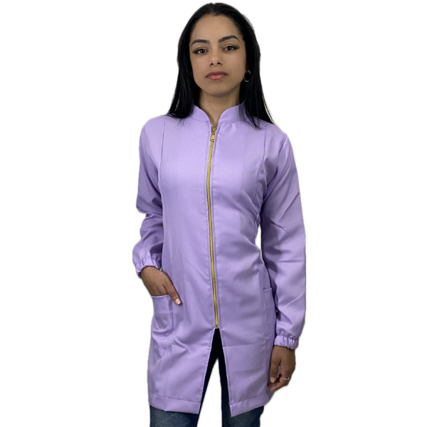 Jaleco Feminino Acinturado Oxford Lilás Manga Longa Com Zíper Gola Padre Estética Enfermagem