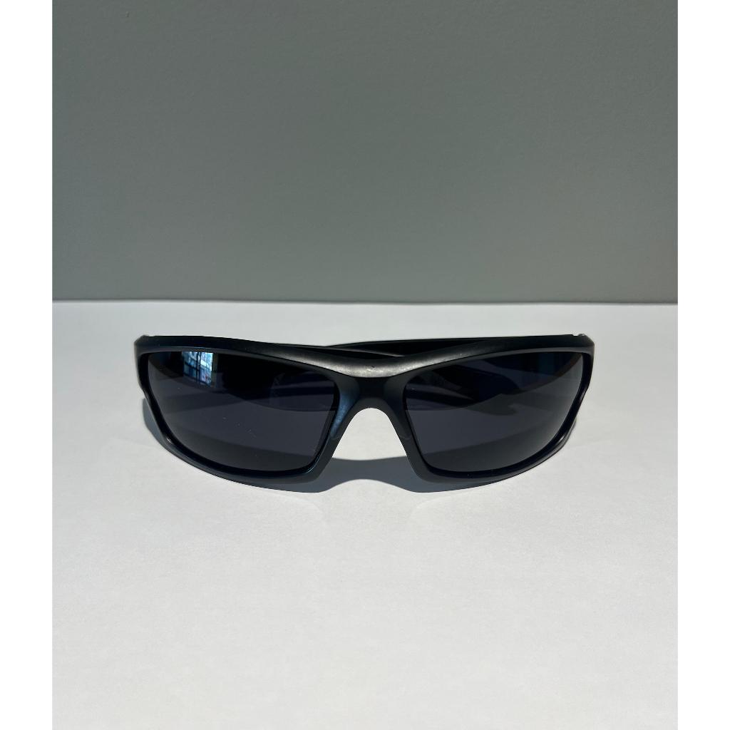 óculos de sol masculino esportivo uv400 preto black design luxo + brinde estojo com zíper em Oferta na Shopee