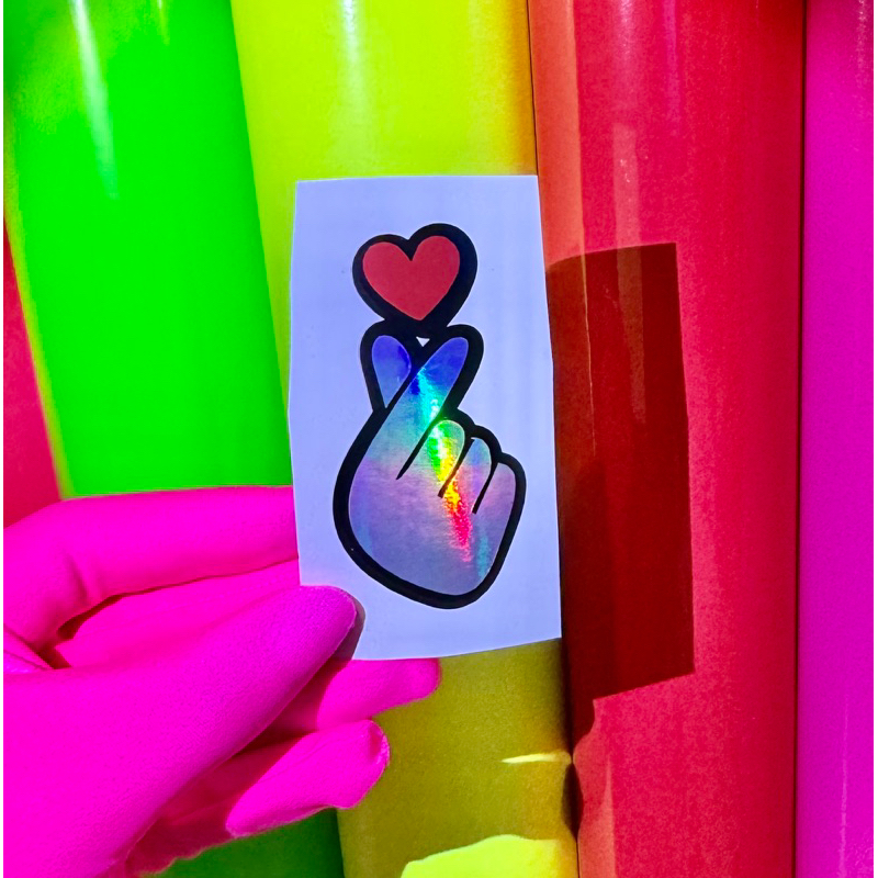 Adesivo | 8cm | coraçãozinho | holográfico com fundo preto