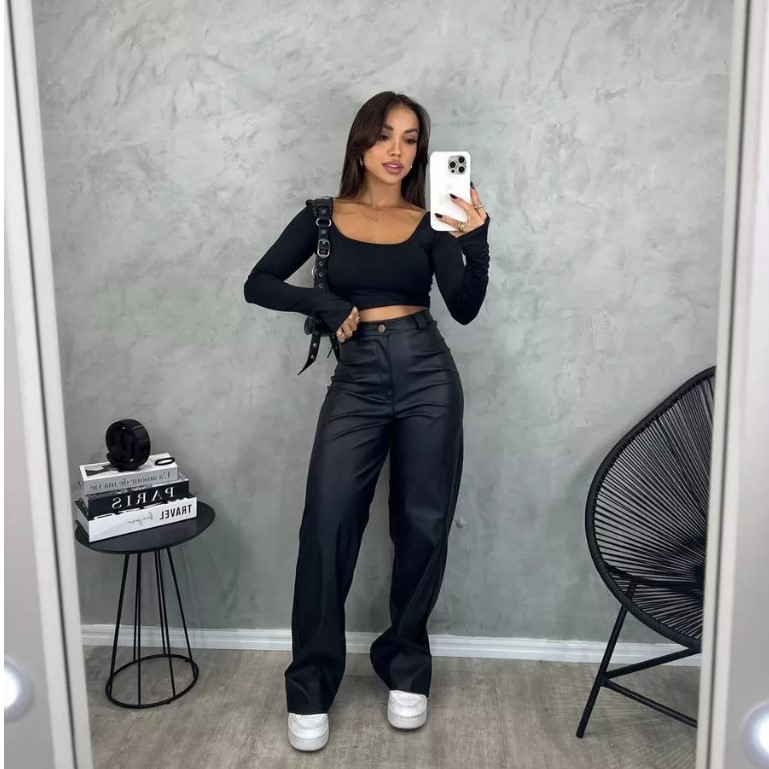 Calça Wide Leg Feminina Cintura Alta Couro Fake Preta Pantalona Retrô Moda Gringa Blogueira Balada