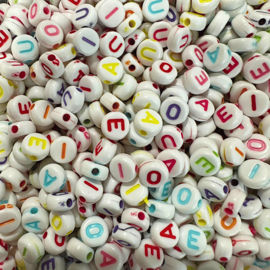 Miçanga Letras Vogais 500 Unidades Branca e Colorida Infantil Artesanato DIY em Oferta na Shopee