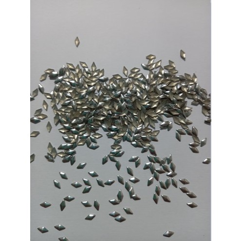 Strass Tachinha Metal Losango Prateada 3x6mm Pacote c/ 144 unidades.