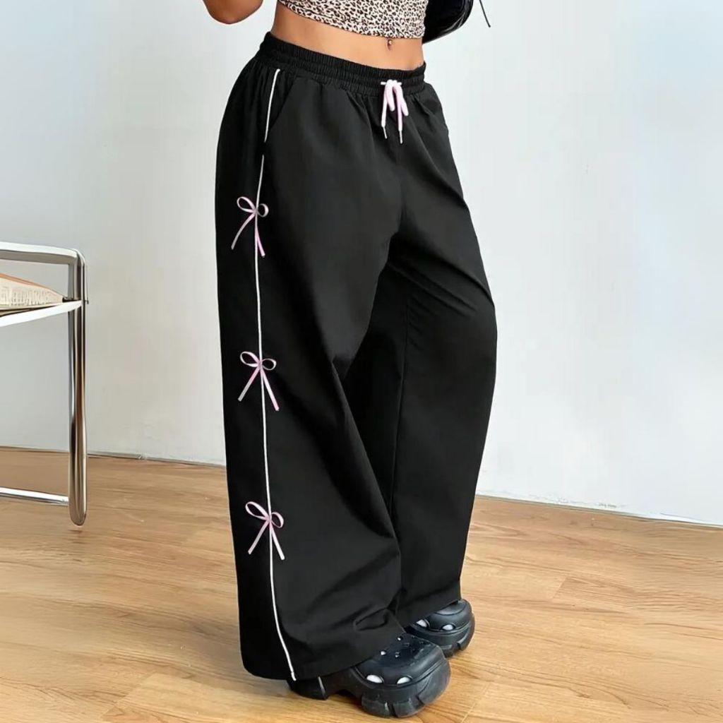 Calça larga  preta com Laços Rosa na Lateral e Cordão Rosa em Oferta na Shopee
