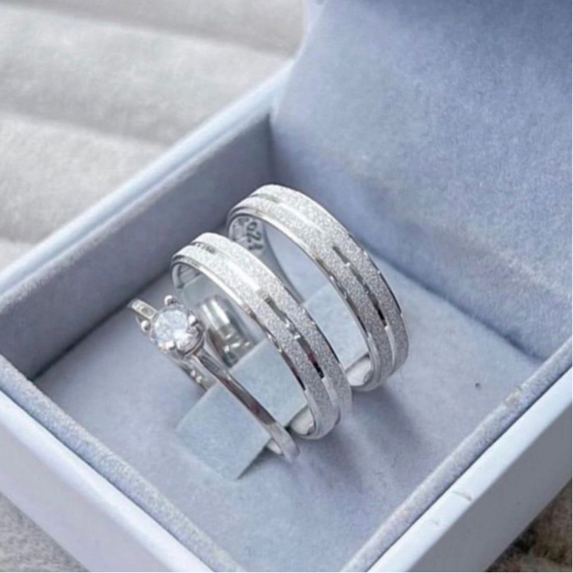 Par de Aliança de Namoro Prata Brilhante Diamantada Canal Finas 4mm + Solitário