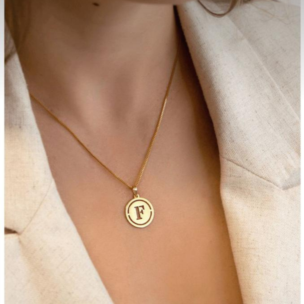 Colar Feminino Pingente Personalizado Dourado de Placa Com A Letra Inicial Folheado A Ouro 18k