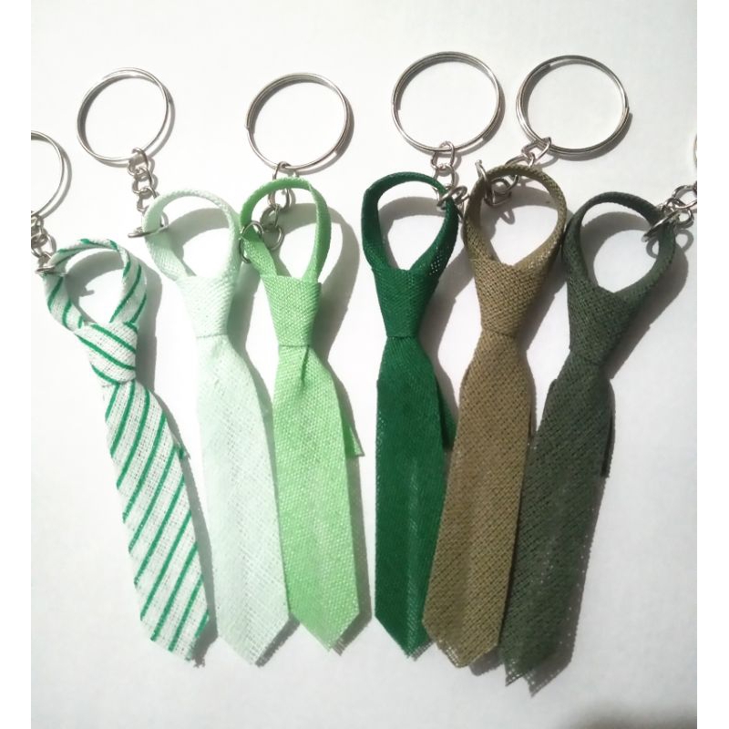 50 Gravatinhas de tecido com chaveiro acompanha tag