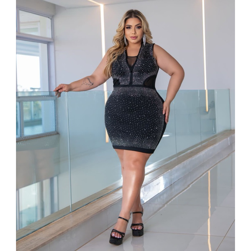 Vestido cravejado no brilho premium Plus Size fim de ano/ festa/natal/ano novo/brilho/bory/curve/fashion/balada/casamento/madrinha/ Manguinha/ Festa Tarde/ Tardizinha/ Leve/Nao marca/ pedraria modinha