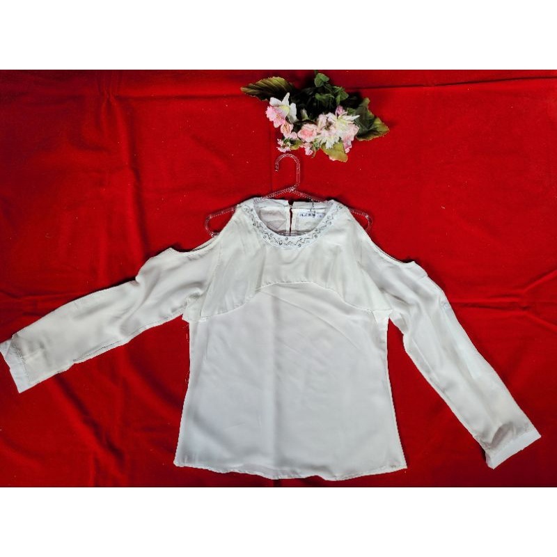 Blusa social manga longa branca com babado e pérolas aberta dos ombros Tamanho P
