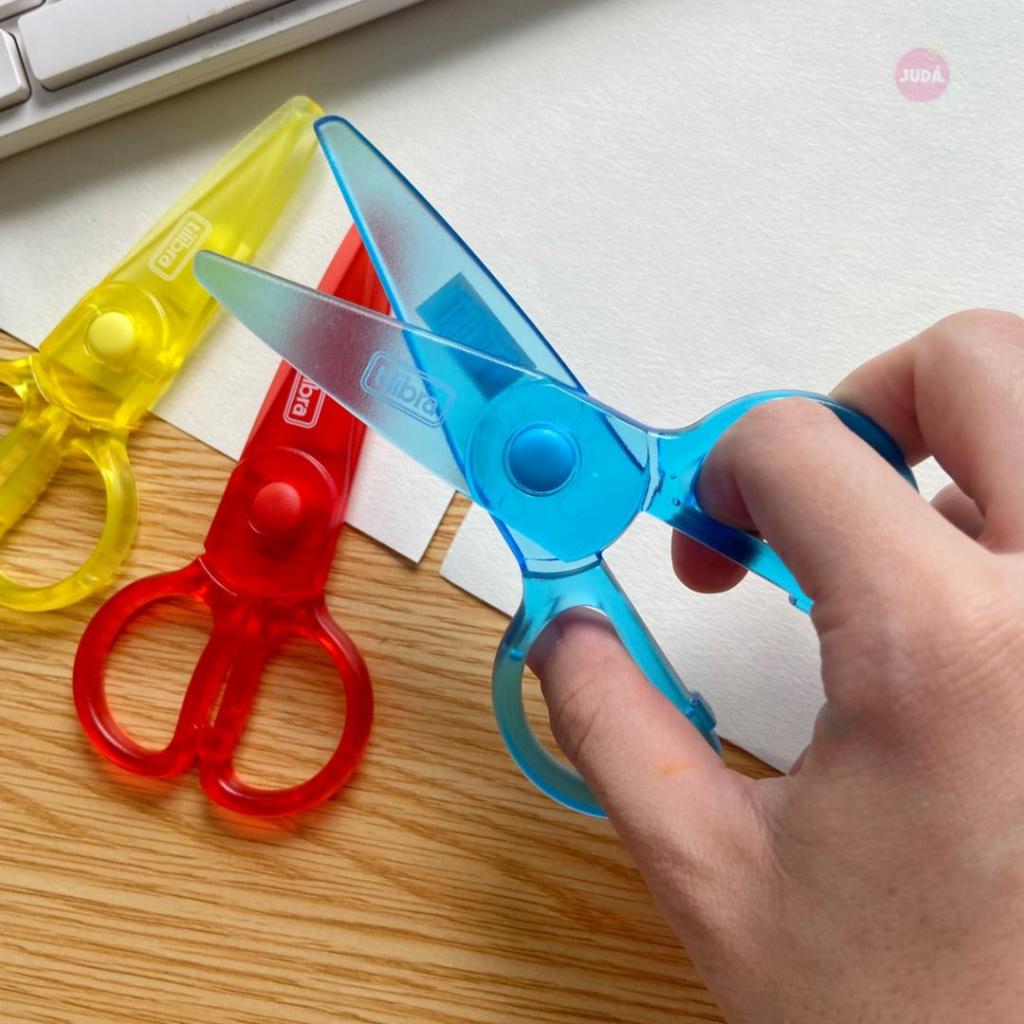 Tesoura plástica TILIBRA só corta papel |tesoura escolar em Oferta na Shopee