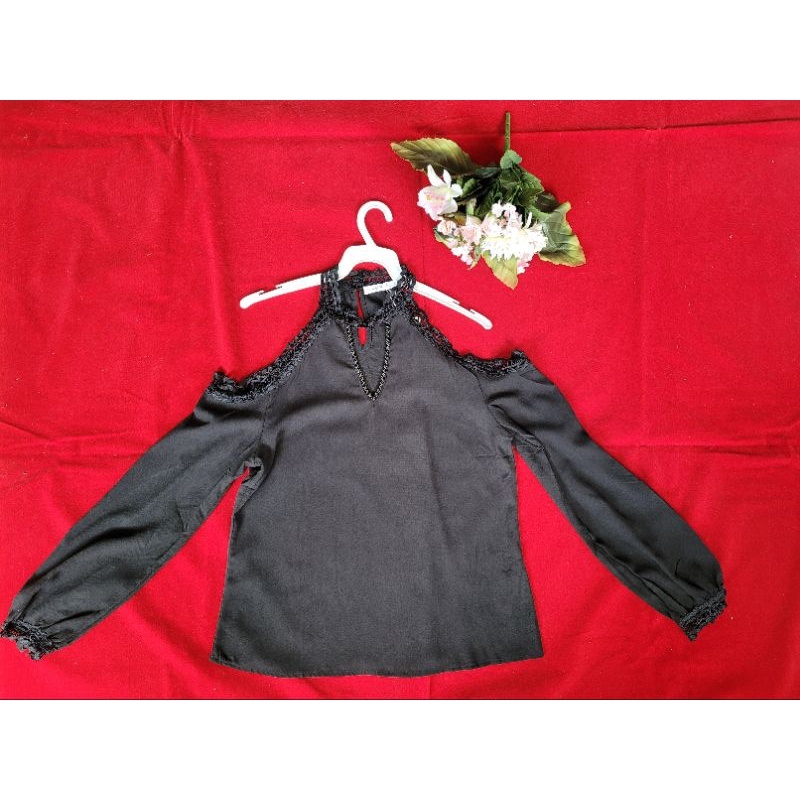 Blusa social manga longa preta renda com pérolas aberta nos ombros Tamanho P