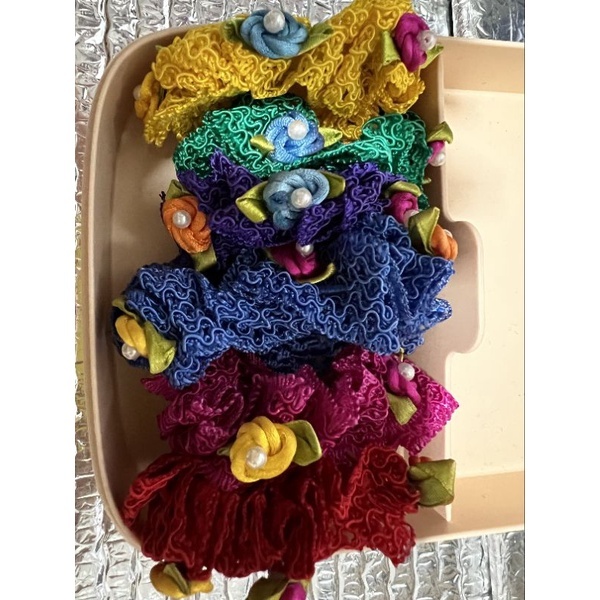 Scrunchies Frufru Tecido Renda com Florzinha Pérolas Luxo Importado