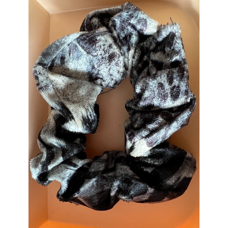 Elástico Xuxa Frufru Scrunchies de Cabelo Veludo Onça