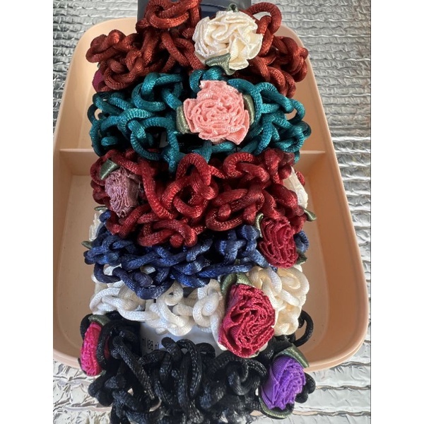 Scrunchies Frufru Tecido entrelaçado com Florzinhas Luxo Importado