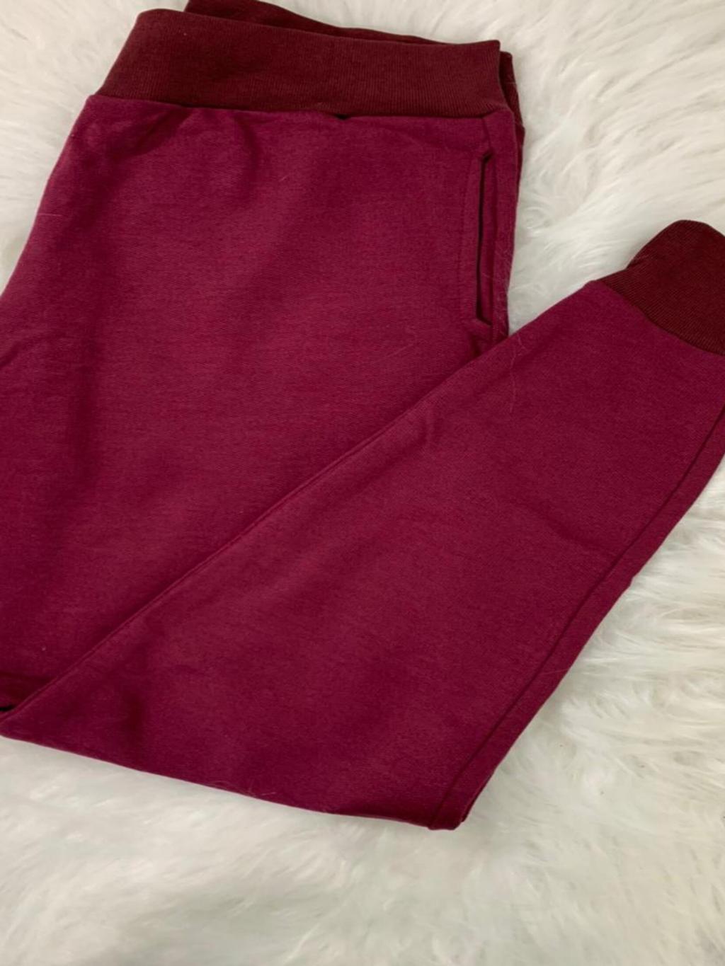 Calça Moletom modelo esporte para treino academia ou ate mesmo para um role casual super tendencia. Referencia 01