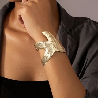 Bracelete feminino Ariel, Bracelete de Metal com Detalhes que remetem a estrela do Mar, ideal para criar looks Alegres.