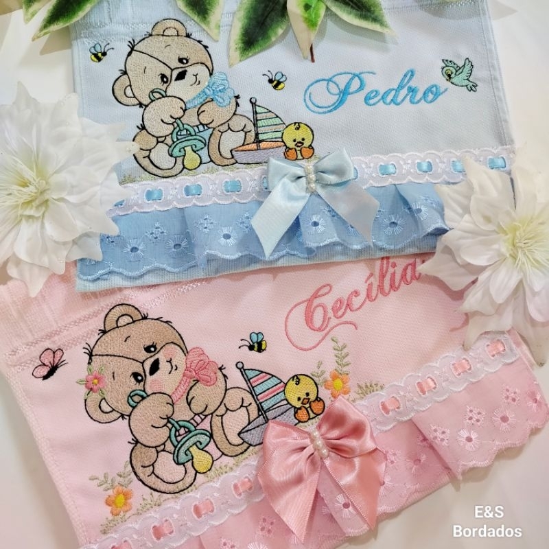 Toalhinha de Boca para Bebê Bordada Personalizada Enxoval - Ursinhos + Nome e Bordado Inglês