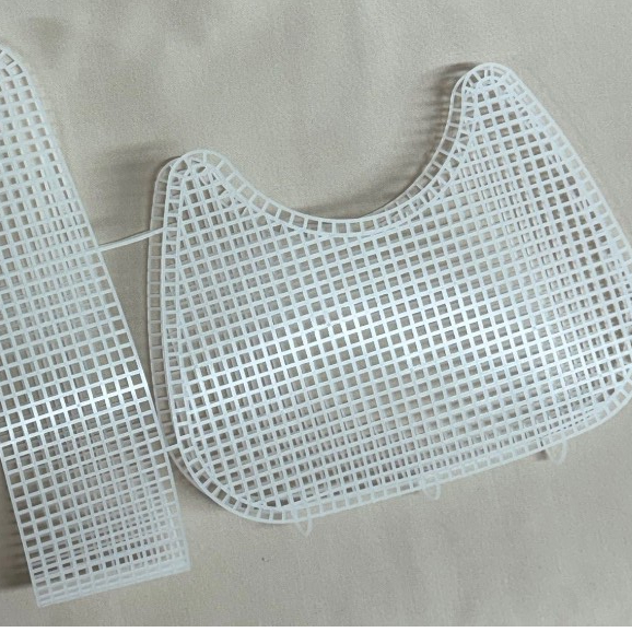 Tela Molde Para Bolsa Bag Tela Plástica Com Furos 51X29 Cm - Und
