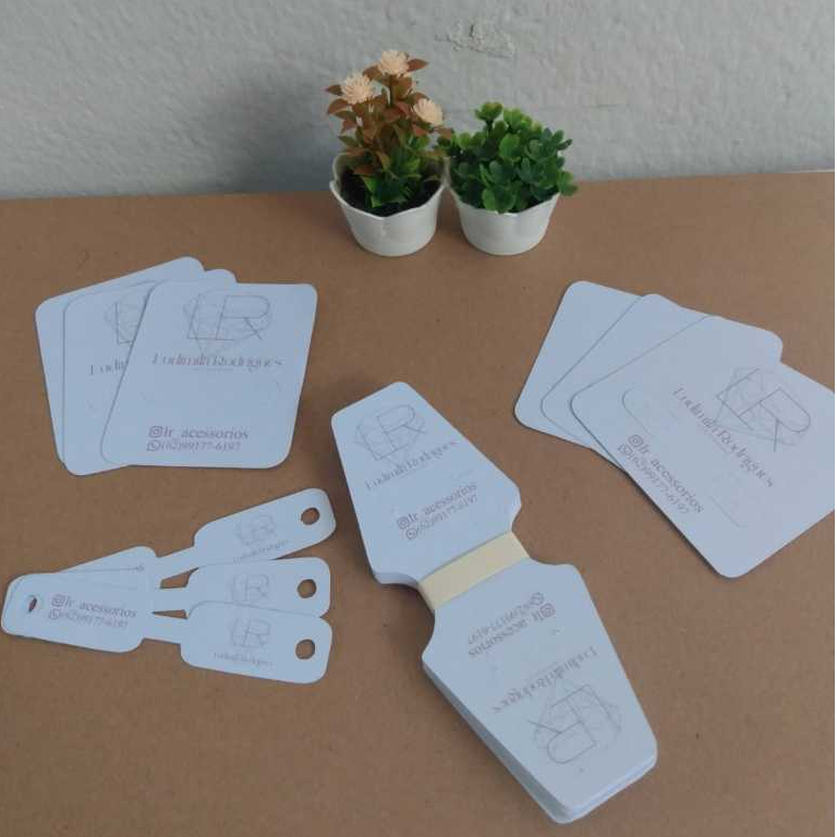 50 tags distribuídas em 4 modelos: para 1 par de brinco; 2 pares de brinco; anel e cinturada em Oferta na Shopee
