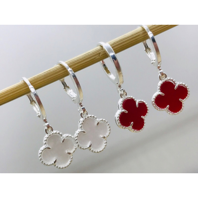 Brinco argola Trevo Virgínia Branco/Vermelho Blogueira Prata925 +saquinho de veludo em Oferta na Shopee