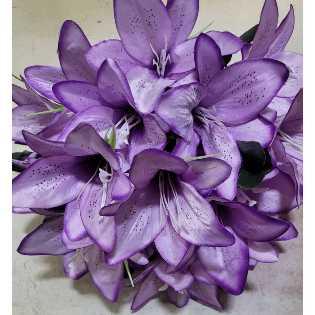 lírio artificia de Buquê com 25 (flores) em Oferta na Shopee