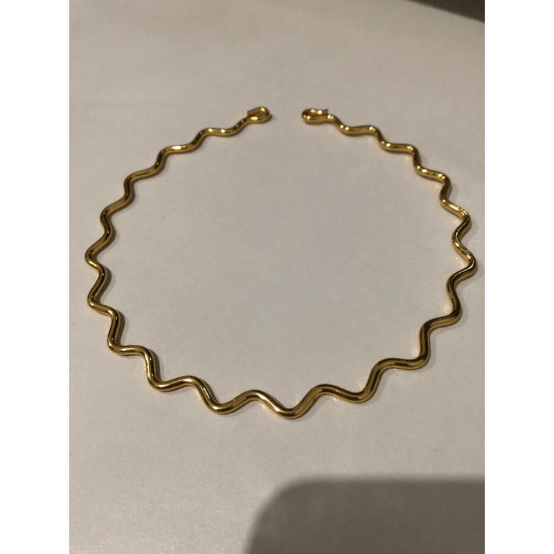 colar Choker feminina aro Ondulado dourado ou lisa inox, choker Inspiras son Mary Fernández, choker Acompanha bracelete,tendência moda blogueira.