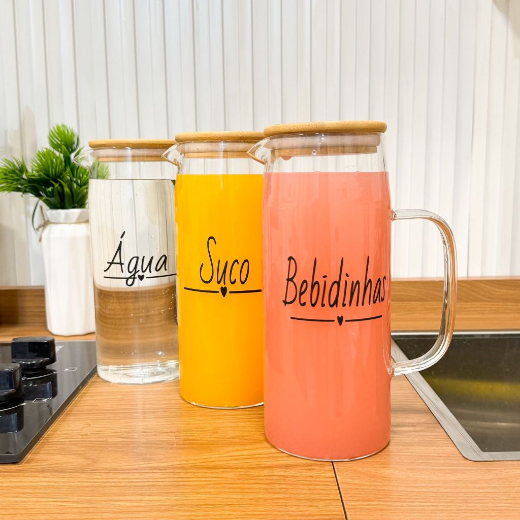 🔥 _MANTENHA SUAS BEBIDAS FRESCAS E CHARMOSAS! 🥤🌿_

_Jarra de vidro com tampa de bambu para água, suco e bebidinhas_

✅ Design elegante que combina com qualquer mesa  
✅ Tampa de bambu que mantém suas bebidas frescas  
✅ Ideal para servir água, sucos e out