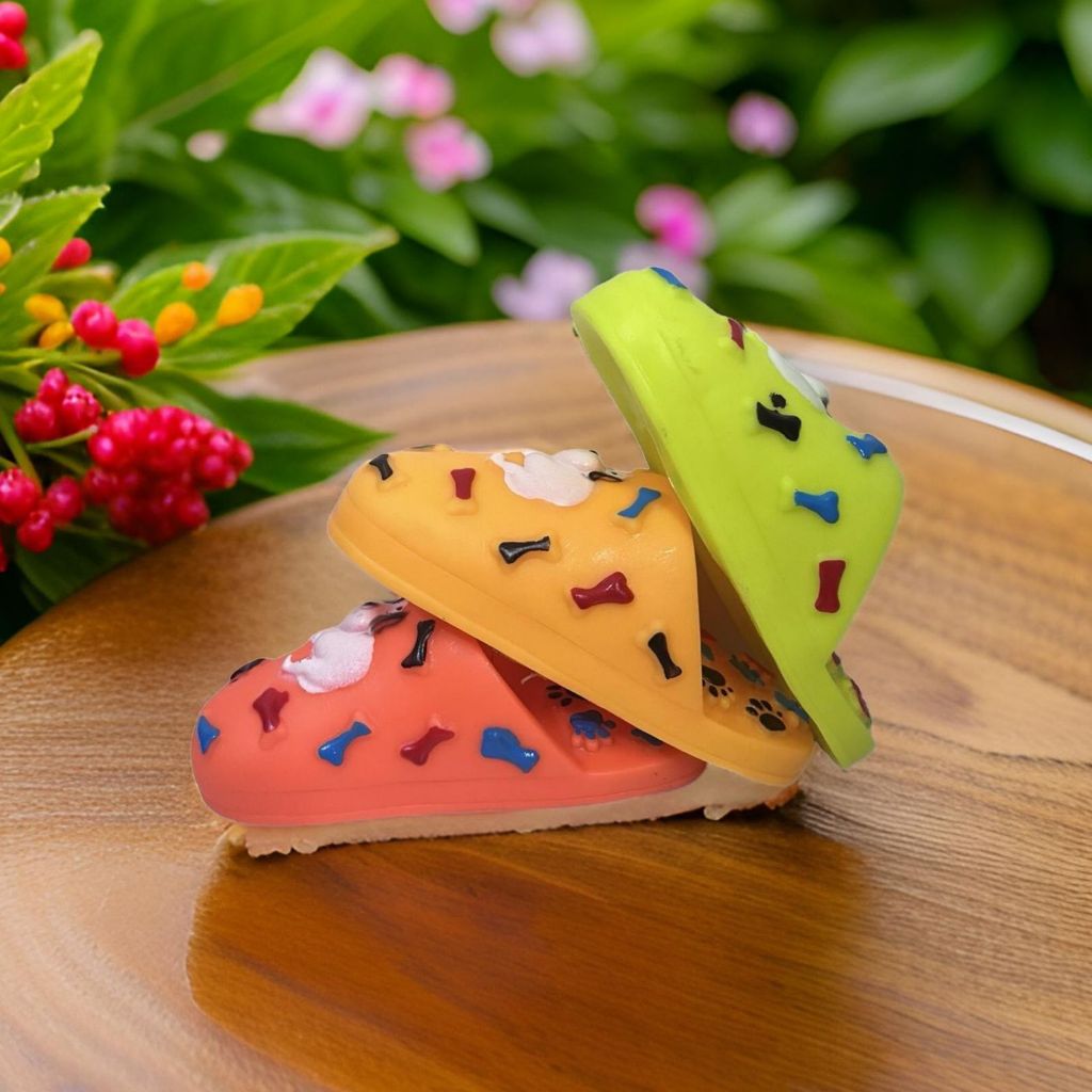 Brinquedo Mordedor em Formato de Chinelo, Colorido, Com apito, Cores Vivas - Animais, Cães, Gatos em Oferta na Shopee
